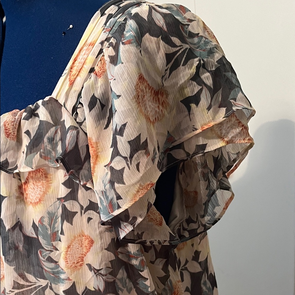 LC Lauren Conrad Floral Blouse in Gray and Cream - Picture 5 of 10